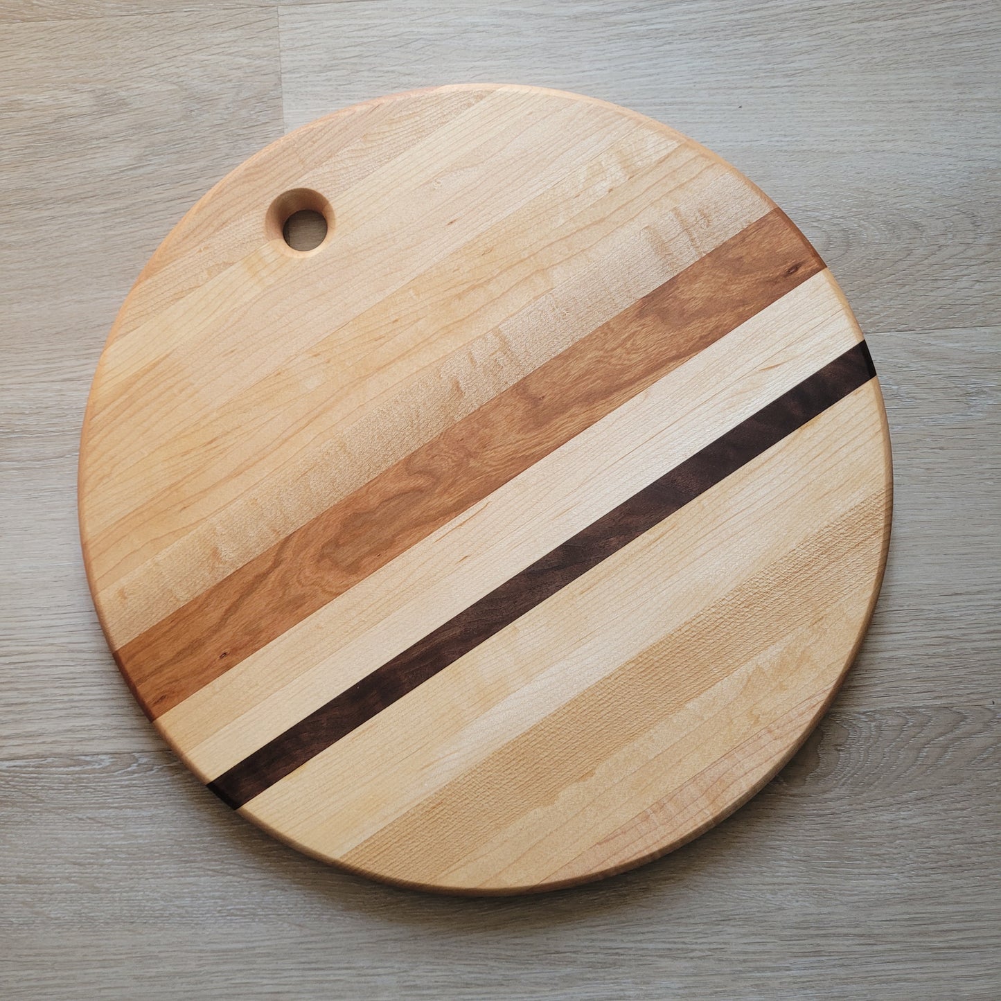 Round cutting board in light tones