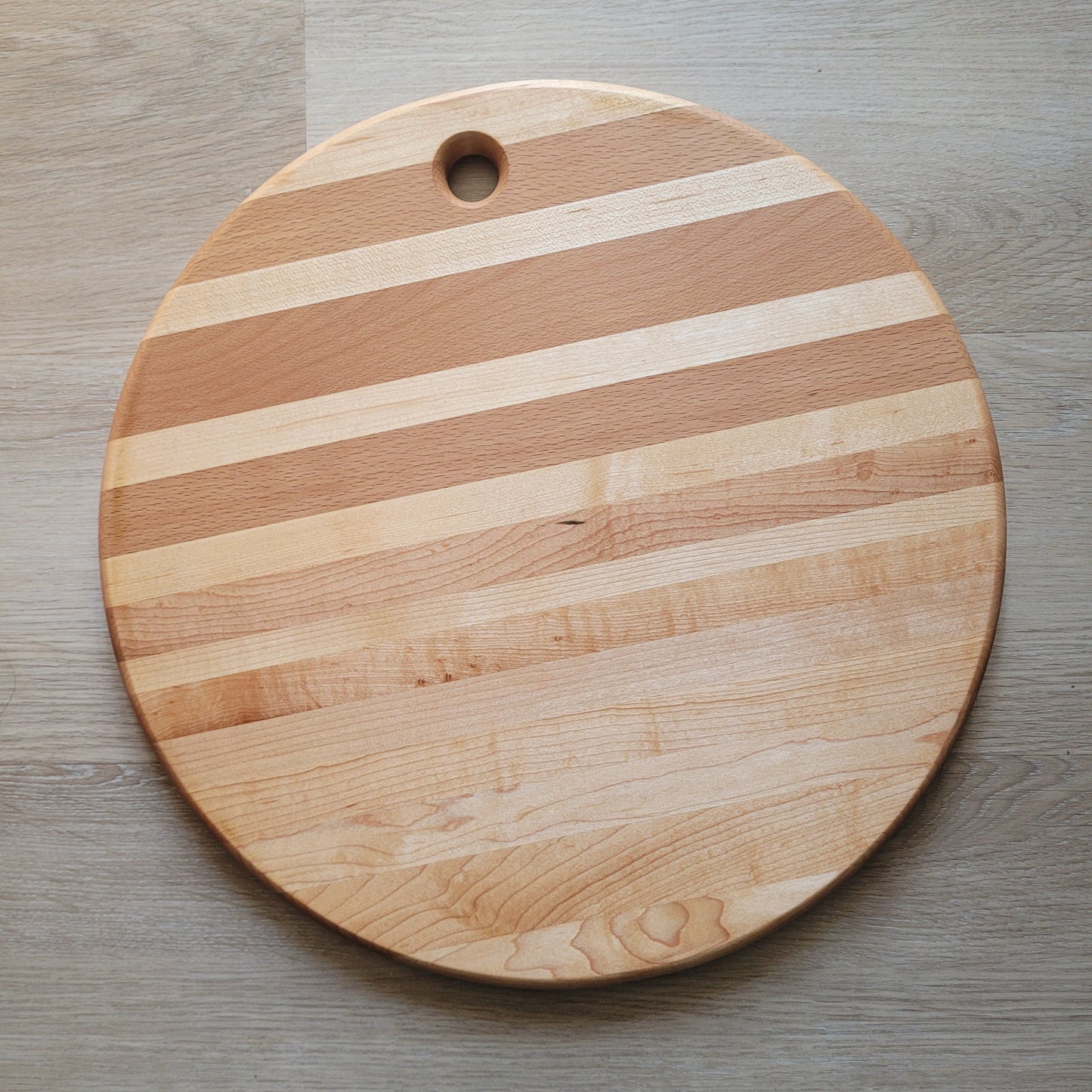 Round cutting board in Beech and Maple